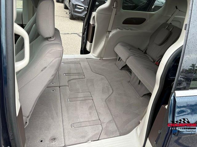 Photo of 2021 Fathom Blue Pearlcoat Chrysler Pacifica