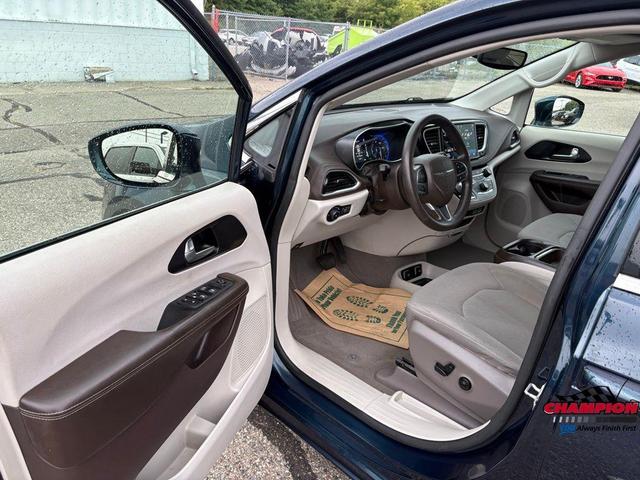 Photo of 2021 Fathom Blue Pearlcoat Chrysler Pacifica