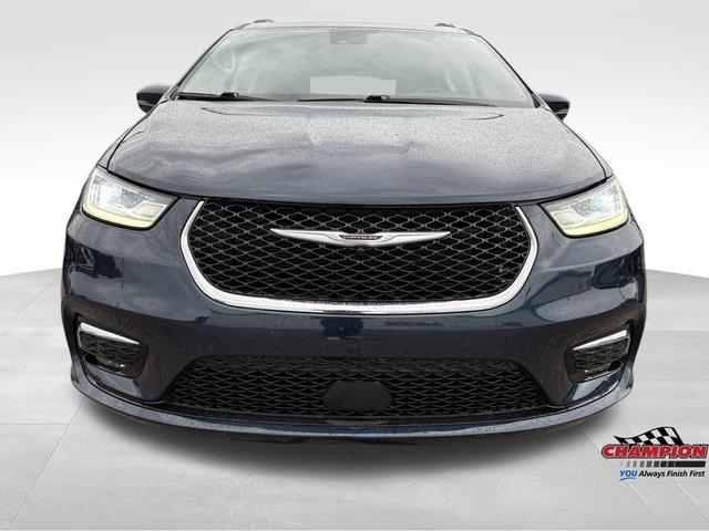 Photo of 2021 Fathom Blue Pearlcoat Chrysler Pacifica