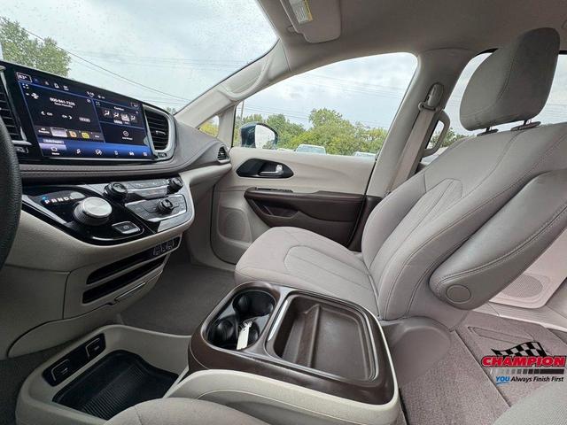 Photo of 2021 Fathom Blue Pearlcoat Chrysler Pacifica