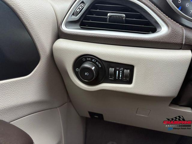 Photo of 2021 Fathom Blue Pearlcoat Chrysler Pacifica