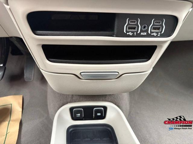 Photo of 2021 Fathom Blue Pearlcoat Chrysler Pacifica