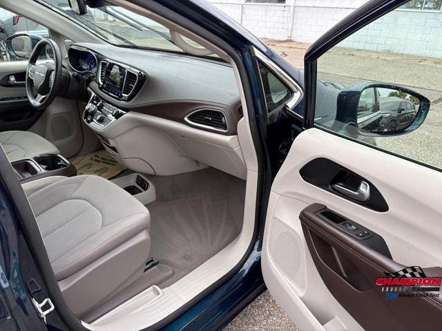 Photo of 2021 Fathom Blue Pearlcoat Chrysler Pacifica