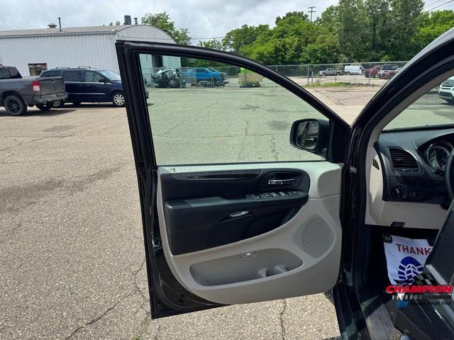Photo of 2015 Brilliant Black Crystal Pearlcoat Dodge Grand Caravan