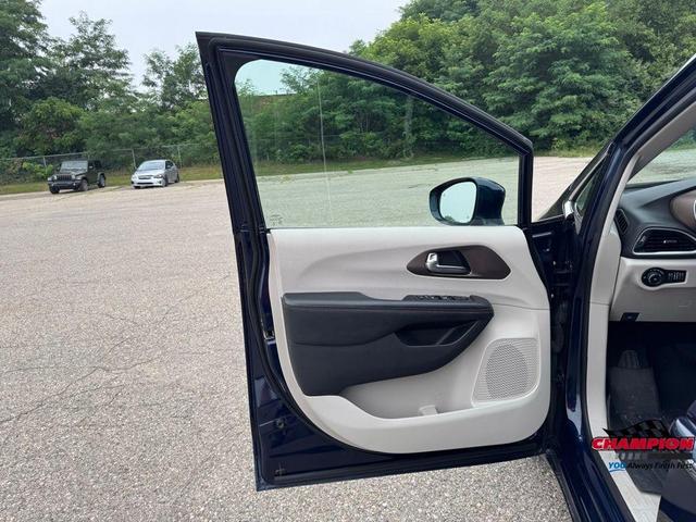Photo of 2019 Jazz Blue Pearlcoat Chrysler Pacifica