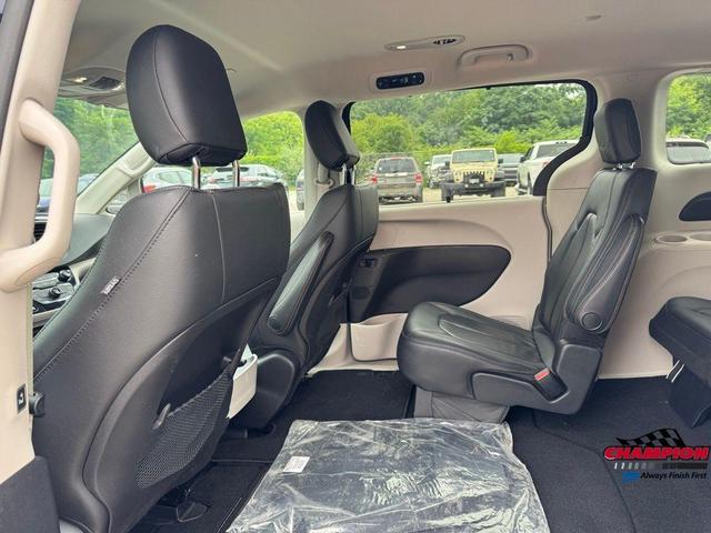 Photo of 2019 Jazz Blue Pearlcoat Chrysler Pacifica