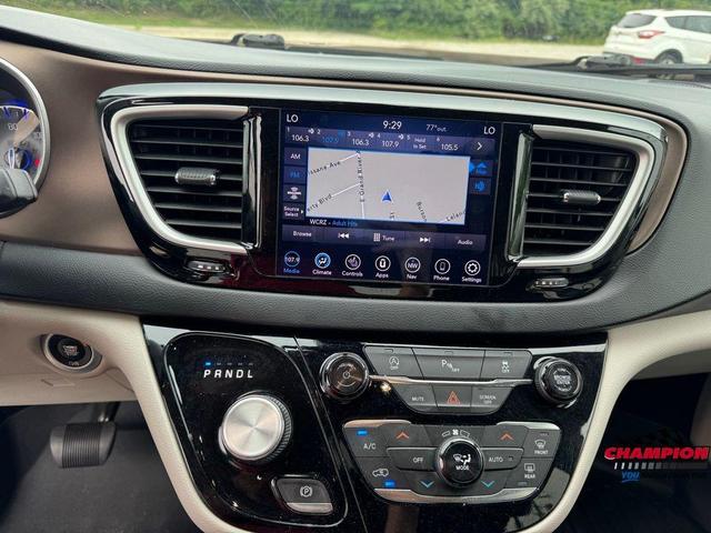Photo of 2019 Jazz Blue Pearlcoat Chrysler Pacifica