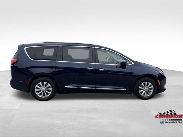 Photo of 2019 Jazz Blue Pearlcoat Chrysler Pacifica
