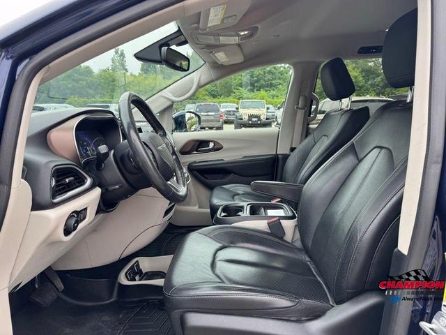 Photo of 2019 Jazz Blue Pearlcoat Chrysler Pacifica