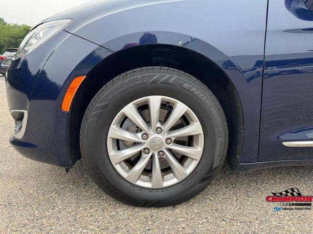 Photo of 2019 Jazz Blue Pearlcoat Chrysler Pacifica
