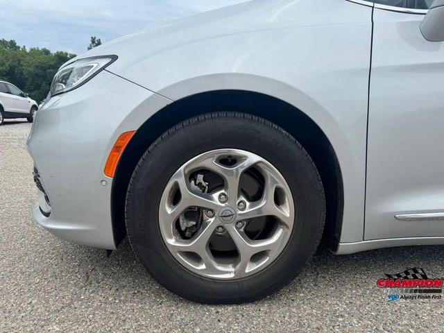 Photo of 2022 Silver Mist Clearcoat Chrysler Pacifica