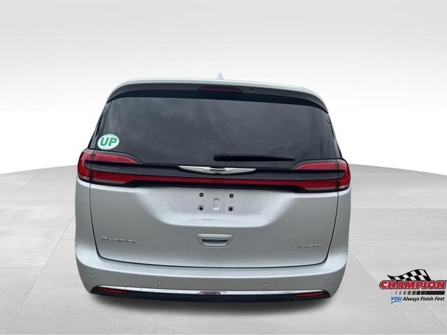 Photo of 2022 Silver Mist Clearcoat Chrysler Pacifica