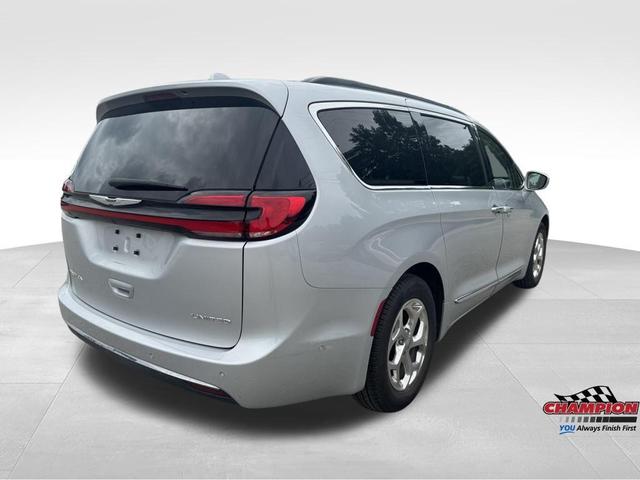 Photo of 2022 Silver Mist Clearcoat Chrysler Pacifica