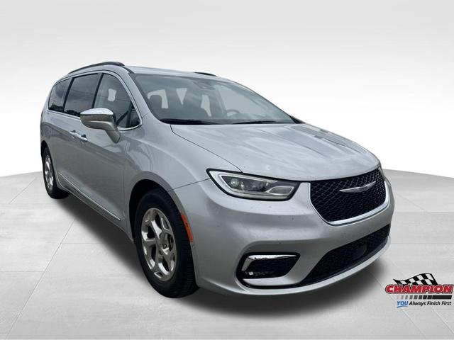 Photo of 2022 Silver Mist Clearcoat Chrysler Pacifica
