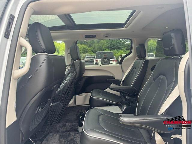 Photo of 2022 Silver Mist Clearcoat Chrysler Pacifica
