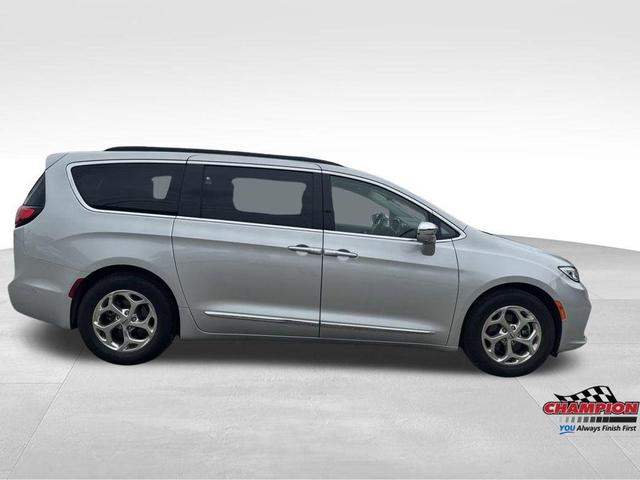 Photo of 2022 Silver Mist Clearcoat Chrysler Pacifica