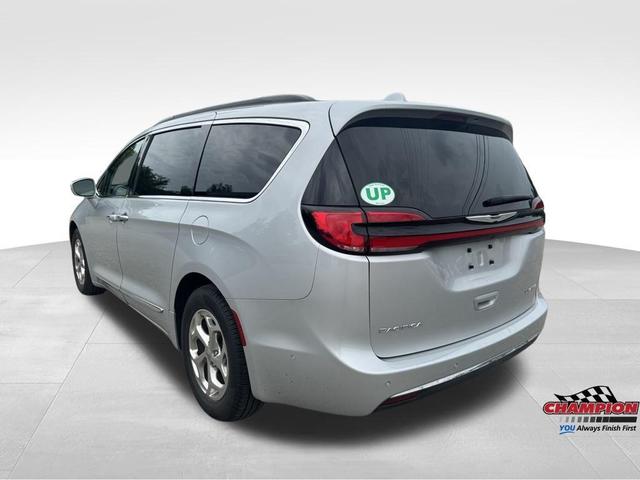 Photo of 2022 Silver Mist Clearcoat Chrysler Pacifica