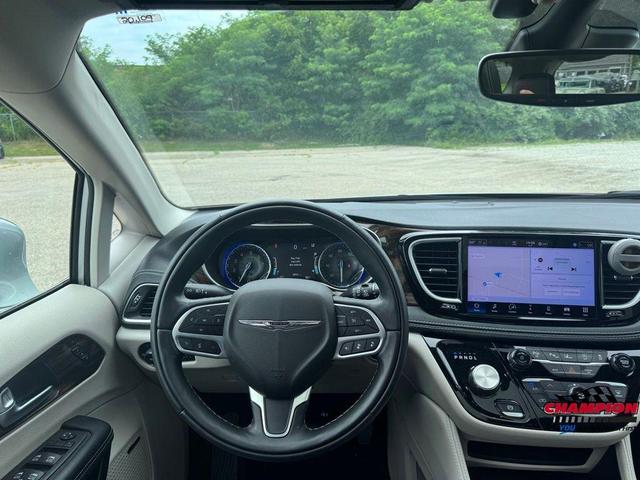 Photo of 2022 Silver Mist Clearcoat Chrysler Pacifica