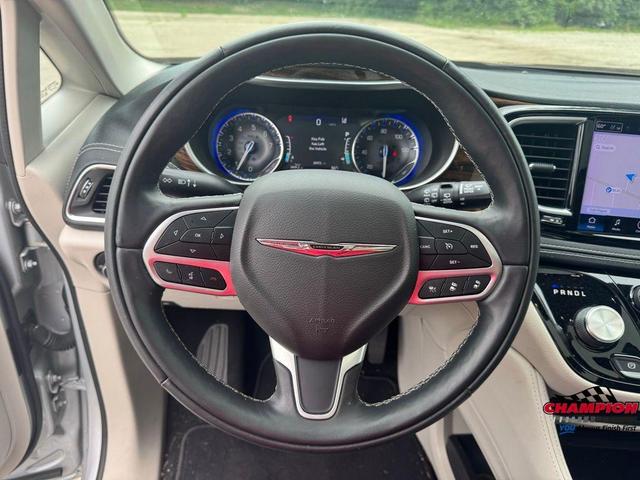 Photo of 2022 Silver Mist Clearcoat Chrysler Pacifica