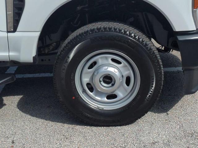 Photo of 2025 Oxford White Ford F-250