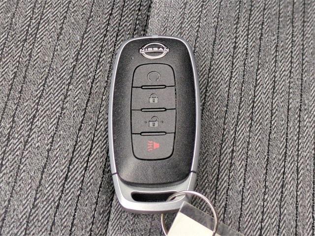 Photo of 2023 White Nissan Rogue