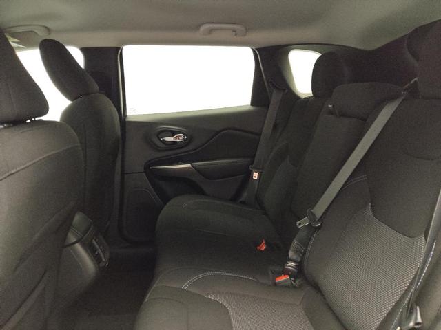 Photo of 2020 Diamond Black Crystal Pearlcoat Jeep Cherokee