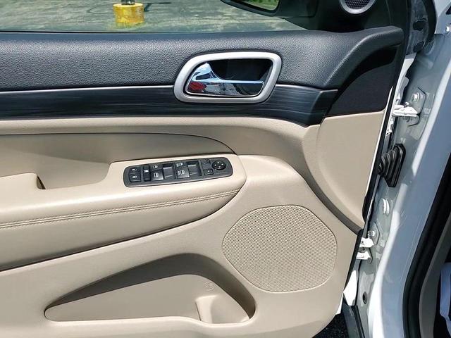 Photo of 2021 Bright White Clearcoat Jeep Grand Cherokee