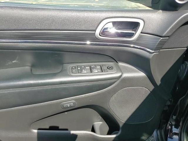 Photo of 2021 Diamond Black Crystal Pearlcoat Jeep Grand Cherokee