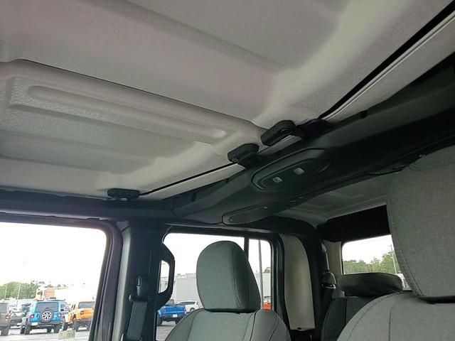 Photo of 2025 Granite Crystal Metallic Clearcoat Jeep Gladiator