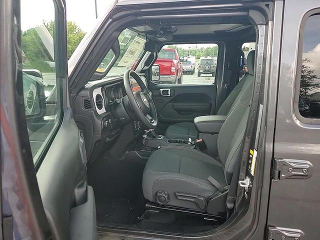 Photo of 2025 Granite Crystal Metallic Clearcoat Jeep Gladiator