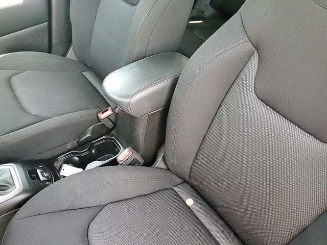 Photo of 2023 Alpine White Clearcoat Jeep Renegade