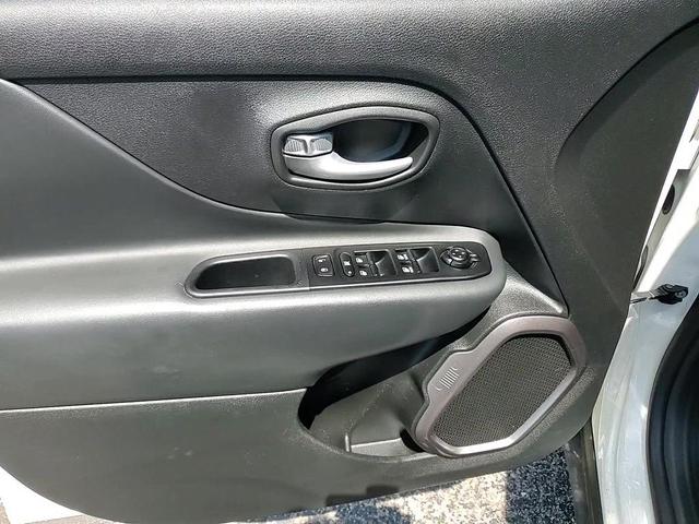 Photo of 2023 Alpine White Clearcoat Jeep Renegade
