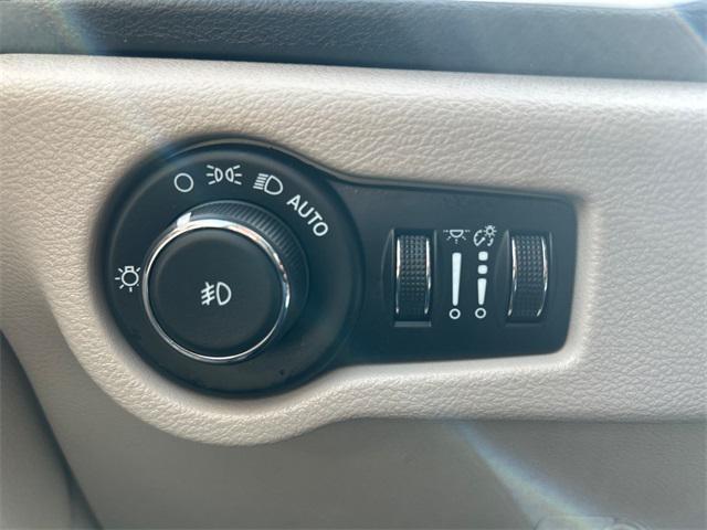 Photo of 2024 Diamond Black Crystal Pearlcoat Chrysler Pacifica