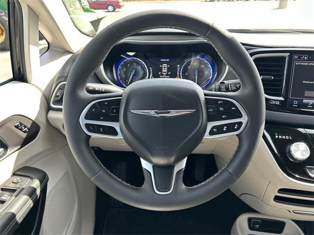 Photo of 2024 Diamond Black Crystal Pearlcoat Chrysler Pacifica