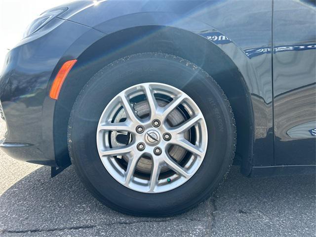 Photo of 2024 Diamond Black Crystal Pearlcoat Chrysler Pacifica