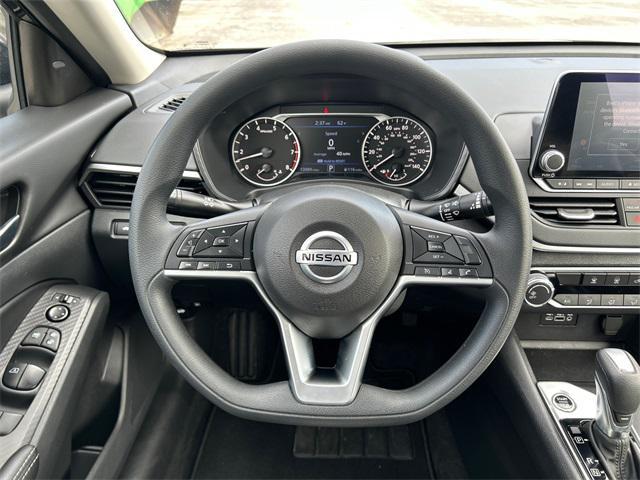 Photo of 2022 Super Black Clearcoat Nissan Altima