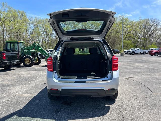 Photo of 2017 Silver Ice Metallic Chevrolet Equinox