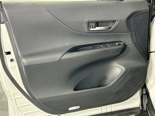 Photo of 2021 Blizzard Pearl Toyota Venza