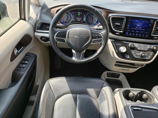 Photo of 2017 Granite Crystal Metallic Clearcoat Chrysler Pacifica