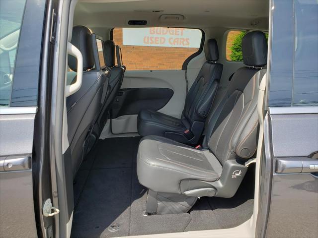 Photo of 2017 Granite Crystal Metallic Clearcoat Chrysler Pacifica