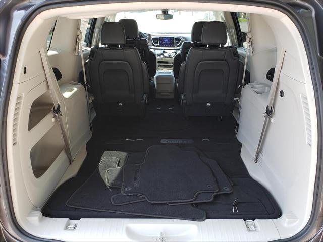 Photo of 2017 Granite Crystal Metallic Clearcoat Chrysler Pacifica