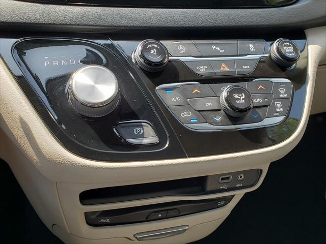 Photo of 2017 Granite Crystal Metallic Clearcoat Chrysler Pacifica