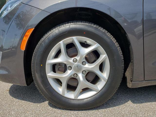 Photo of 2017 Granite Crystal Metallic Clearcoat Chrysler Pacifica