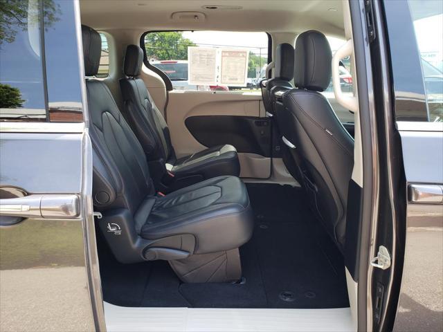 Photo of 2017 Granite Crystal Metallic Clearcoat Chrysler Pacifica