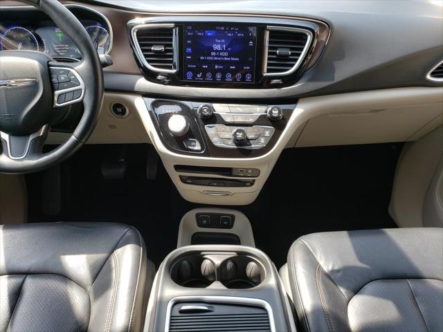 Photo of 2017 Granite Crystal Metallic Clearcoat Chrysler Pacifica