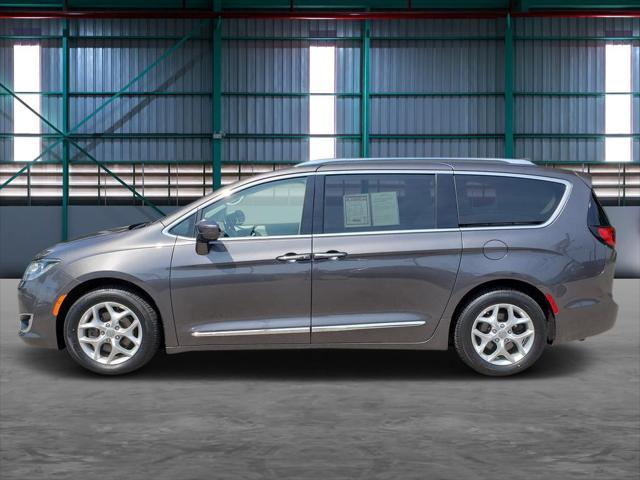 Photo of 2017 Granite Crystal Metallic Clearcoat Chrysler Pacifica