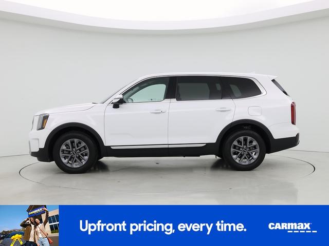 Photo of 2024 White Kia Telluride