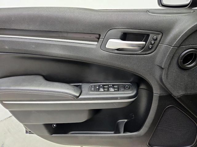 Photo of 2018 Black Chrysler 300