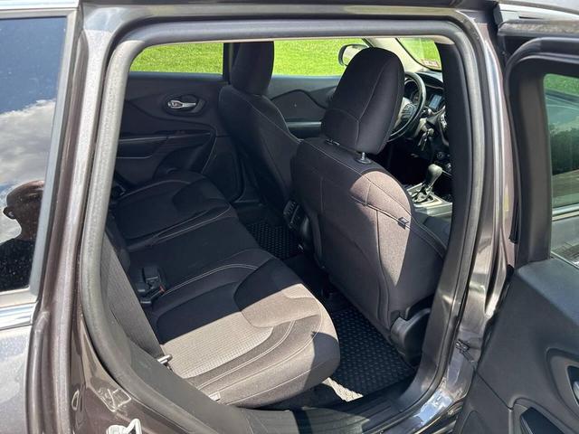 Photo of 2015 Gray Jeep Cherokee