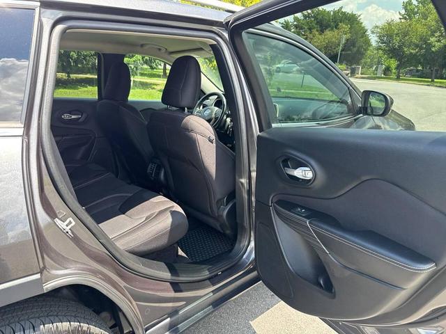 Photo of 2015 Gray Jeep Cherokee